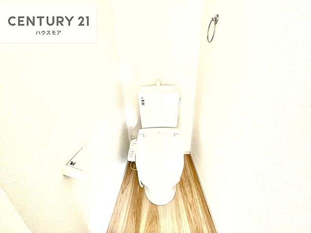 1・2階にトイレがございます!朝の忙しい時間帯も待たずにすみそうですね。白を基調とした清潔感のあるトイレでお手入れがしやすいです!