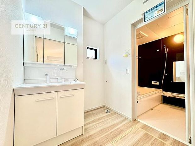 身なりを整える洗面所は、清潔感が大事です!水周りの清潔感のある雰囲気を演出!気持ちよくお使いいただけます。広々したスペースも嬉しいですね!