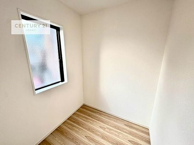 ウォークインクローゼット付きです。たくさんのお洋服などを収納しておけそうですね!他にも扇風機や加湿器など季節物の大きな家電も収納できます!