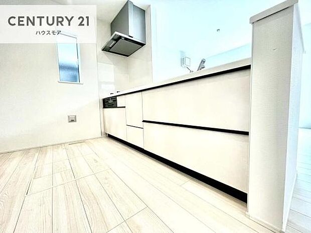 大人気の対面式システムキッチンを採用しています!ご家族のコミュニケーションが自然と増える設計です。お子様にも目が届くので嬉しいですね!広々使えて快適で作業が進みます。