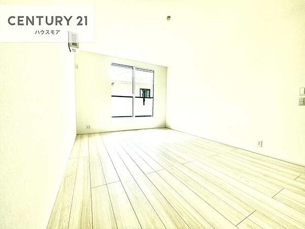 バルコニーへ面した洋室なので天気のいい日はバルコニーへ出てリフレッシュするのもいいですね!充実したプライベートタイムが送れる洋室!陽当たり、風通し良好です。