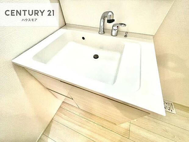 深い洗面台ボウルは、水が跳ねにくいのでお手入れが楽々!清潔感が保てます!キレイな洗面所で自分磨きのモチベーションが上がりますね!