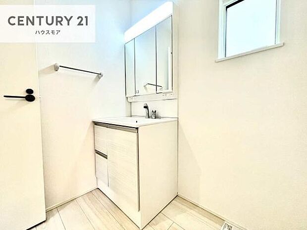 小窓付きの明るい洗面室です!湿気もすぐに入れ替えができて清潔に保つことができます!自然光が差し込むのでお化粧の仕上がりも良くなりますね!