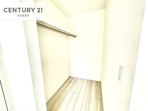ウォークインクローゼット付きです。たくさんのお洋服などを収納しておけそうですね!他にも扇風機や加湿器など季節物の大きな家電も収納できます!