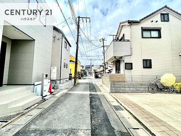 前面道路は4m!陽当り良好な立地です。車庫入れが苦手な方も安心ですね。