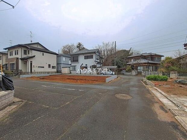 前面道路は4.5m×6m!陽当り良好な立地です。車庫入れが苦手な方も安心ですね。