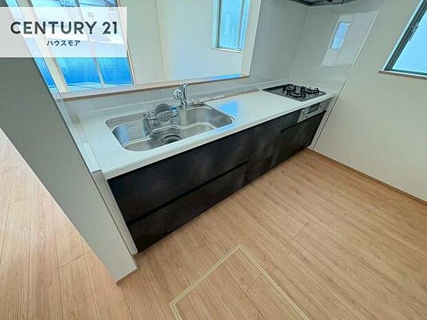 大人気の対面式システムキッチンを採用しています!ご家族のコミュニケーションが自然と増える設計です。お子様にも目が届くので嬉しいですね!広々使えて快適で作業が進みます。