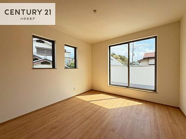 バルコニーへ面した洋室なので天気のいい日はバルコニーへ出てリフレッシュするのもいいですね!充実したプライベートタイムが送れる洋室!陽当たり、風通し良好です。