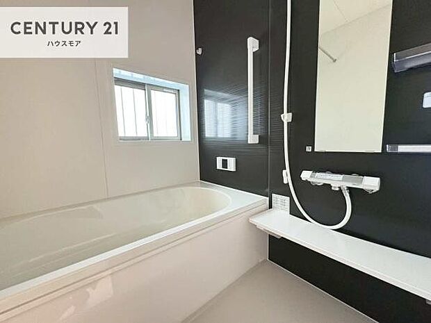 落ち着きある大人の雰囲気のバスルームは、味が出ていてバスタイムが充実!お仕事頑張っているご褒美にお好みの匂いの入浴剤を入れて、楽しんでみてはいかがでしょうか?