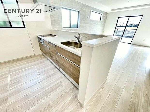 大人気の対面式システムキッチンを採用しています!ご家族のコミュニケーションが自然と増える設計です。お子様にも目が届くので嬉しいですね!広々使えて快適で作業が進みます。