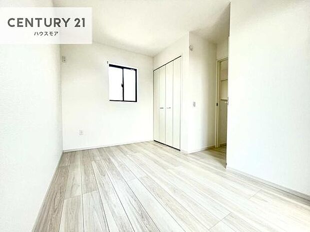 収納スペースがしっかり確保されているため、おもちゃや学用品もサッと片付き、いつでもスッキリ。綺麗な空間が保てます!