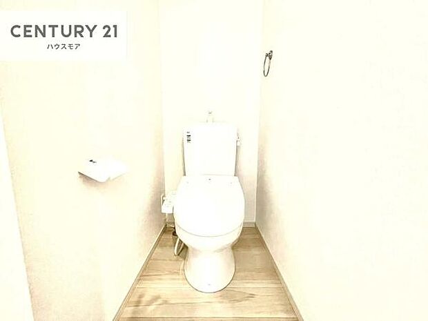 1・2階にトイレがございます!朝の忙しい時間帯も待たずにすみそうですね。白を基調とした清潔感のあるトイレでお手入れがしやすいです!