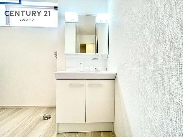 小窓付きの明るい洗面室です!湿気もすぐに入れ替えができて清潔に保つことができます!自然光が差し込むのでお化粧の仕上がりも良くなりますね!