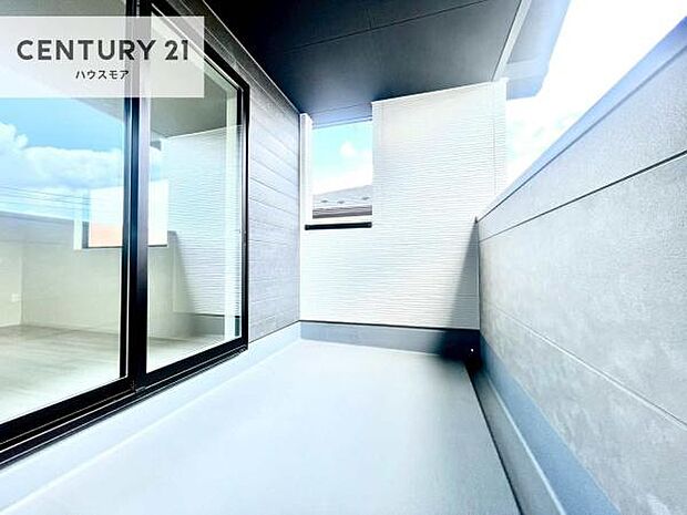 広々としているバルコニーです!お洗濯物を干すのはもちろん風に当たりながらくつろぎタイムが送れます!