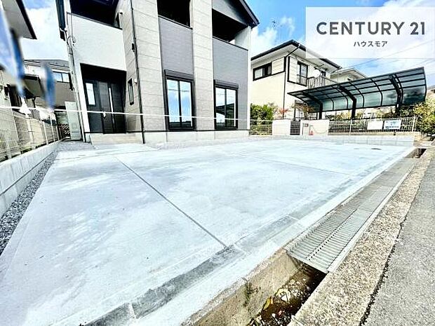 並列3台駐車可能なゆとりのカースペース。ご家族それぞれのお車はもちろん、来客時にも安心してお使いいただける開放的な駐車空間です。