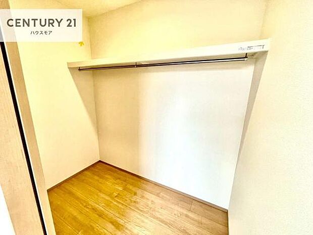 ウォークインクローゼット付きです。たくさんのお洋服などを収納しておけそうですね!他にも扇風機や加湿器など季節物の大きな家電も収納できます!