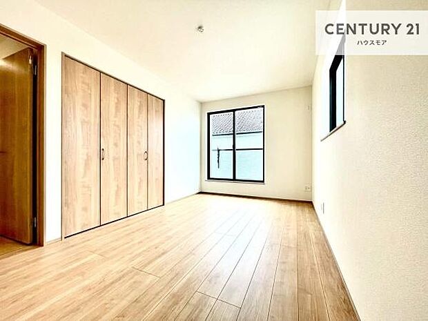 バルコニーに面している洋室です。明るく温もりがあり、換気もしっかりできます!朝起きて、外に出て背伸びをしつつ深呼吸をし良い朝を迎え入れることができます。