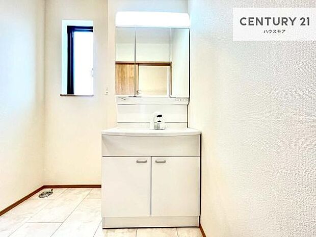 小窓付きの明るい洗面室です!湿気もすぐに入れ替えができて清潔に保つことができます!自然光が差し込むのでお化粧の仕上がりも良くなりますね!