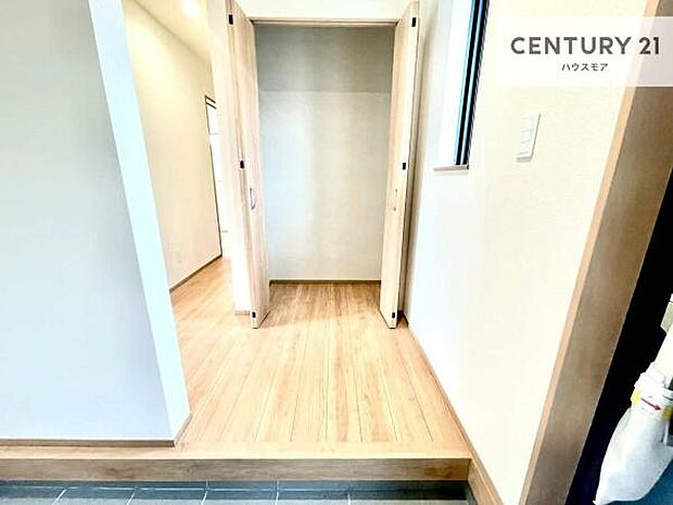 住空間をすっきり使うためには必須ポイントの収納スペースですよね。是非現地でご確認ください!