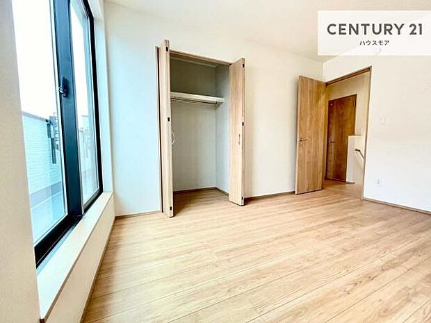 洋室は子供部屋や寝室、色々と用途多彩に利用できますね。収納力もたっぷりなので、広々気持ちよく過ごすことができます。