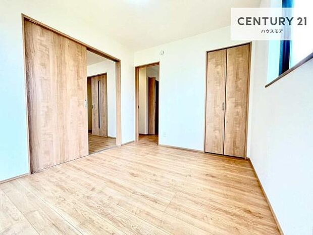 リビングと隣接した洋室です!家事の休憩スペースやキッズスペースとして活用するのもよさそうですね!