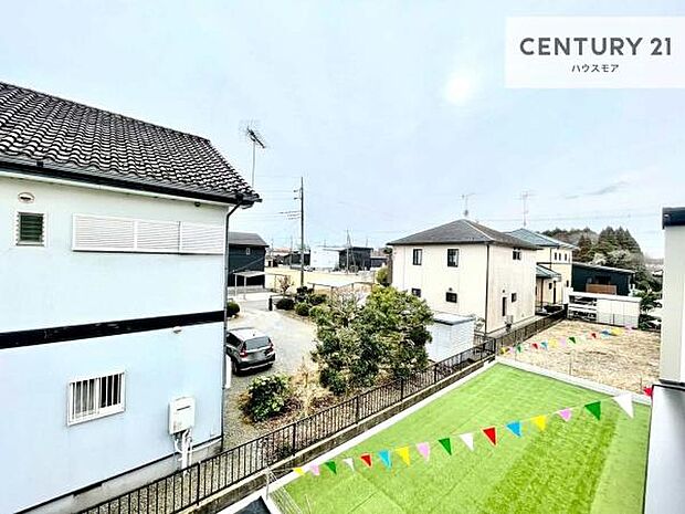 晴れた日には青い空を見渡せる開放的な時間を楽しめます。気持ちの良い風が通り抜ける街並みです!