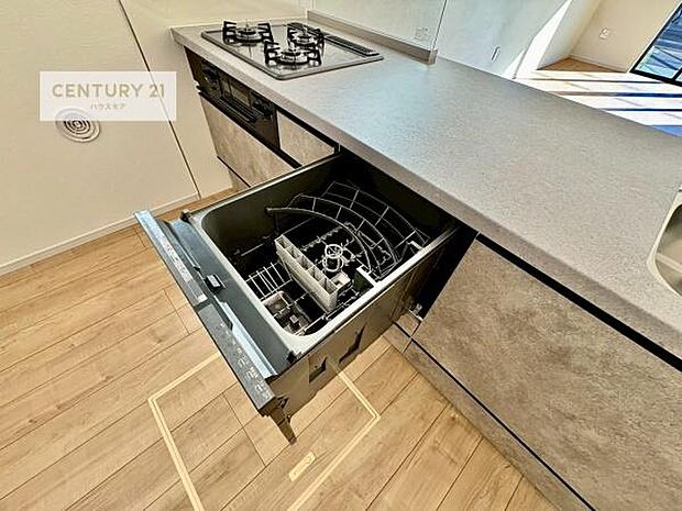 食洗機付き!忙しい時や冬場は手荒れ防止として大活躍します!ビルトイン仕様なので、場所も取らず調理スペースも広く使えて手際よく作業が出来ます!