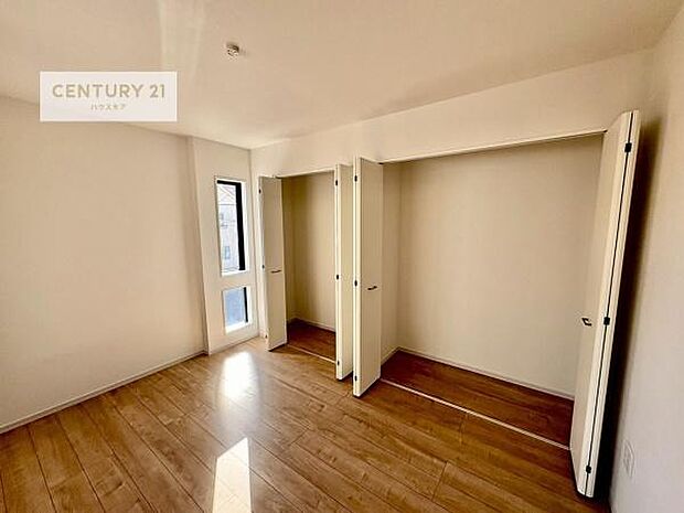 洋室は子供部屋や寝室、色々と用途多彩に利用できますね。収納力もたっぷりなので、広々気持ちよく過ごすことができます。