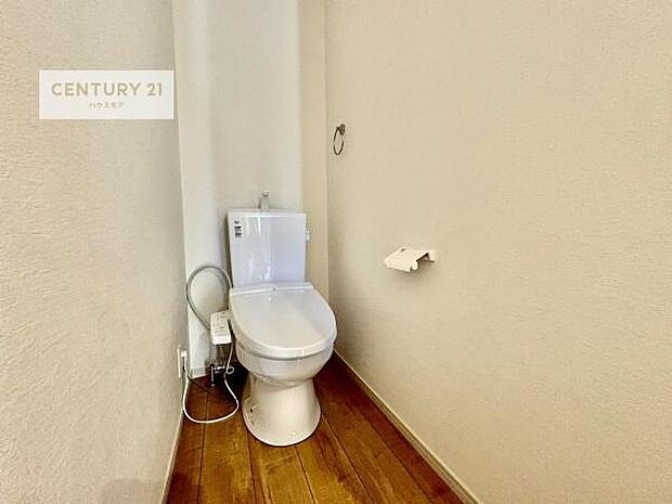 1・2階にトイレがございます!朝の忙しい時間帯も待たずにすみそうですね。白を基調とした清潔感のあるトイレでお手入れがしやすいです!