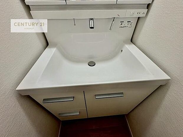 深い洗面台ボウルは、水が跳ねにくいのでお手入れが楽々!清潔感が保てます!キレイな洗面所で自分磨きのモチベーションが上がりますね!