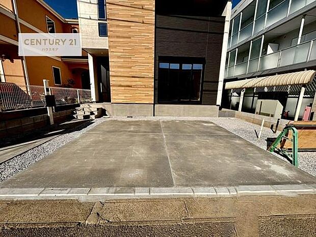 駐車スペースは2台分あります!セカンドカーはもちろん、バイクや自転車なども置き場所に困りません。