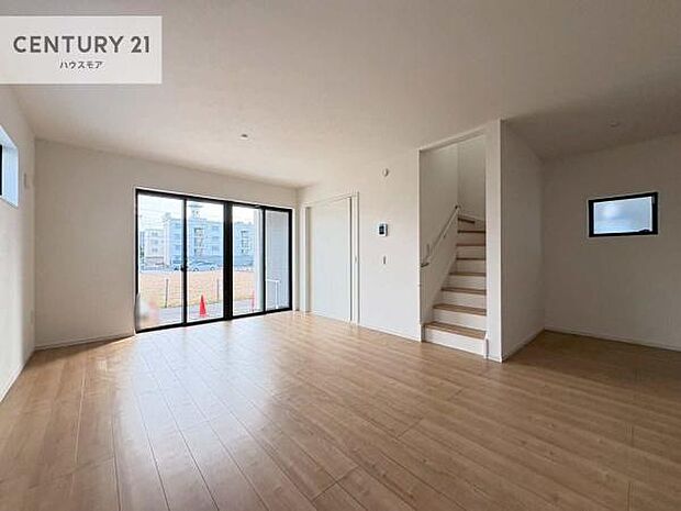 大きな窓からたっぷりの陽ざしが入る明るいリビング。開放感のあるリビングで家族団らんのくつろぎの時間を過ごせます。