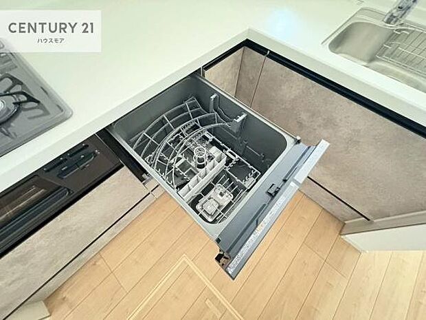 食洗機付きのキッチンです!忙しい時や手荒れ防止として大変活躍する便利な仕様です!ビルトインなのでキッチンの場所を取らず調理スペースを広く使うことが出来ます!