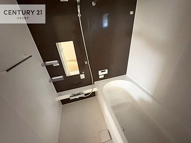 落ち着きある大人の雰囲気のバスルームは、味が出ていてバスタイムが充実!お仕事頑張っているご褒美にお好みの匂いの入浴剤を入れて、楽しんでみてはいかがでしょうか?