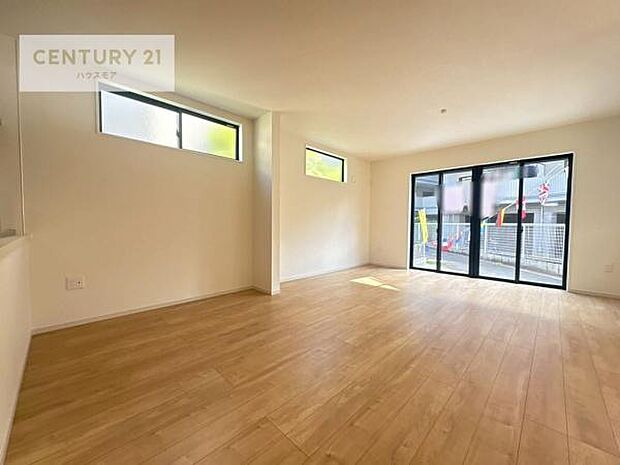 大きな窓からたっぷりの陽ざしが入る明るいリビング。開放感のあるリビングで家族団らんのくつろぎの時間を過ごせます。