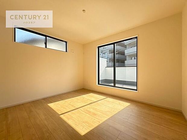 バルコニーに面した洋室。優しい光が差し込む洋室は、朝の目覚めも気持ちが良さそうですね。おうち時間もゆったりと過ごすことができます。