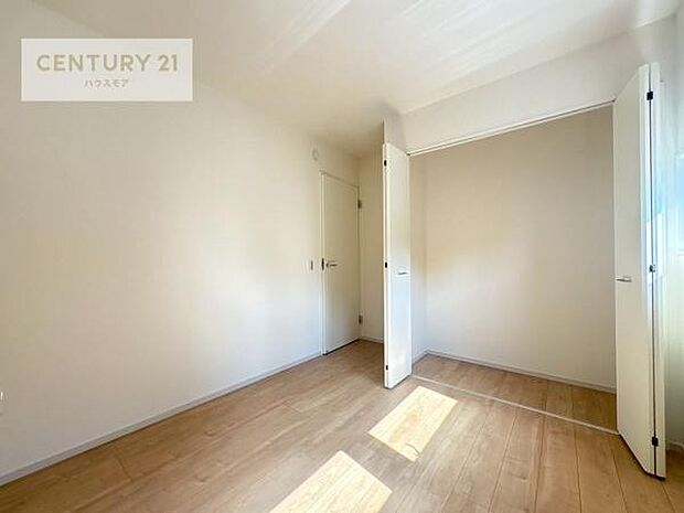 掃き出し窓がないお部屋は、お子様のお部屋としても安心です!収納スペースも充実しているので散らかったお部屋をサッと片付けられます!