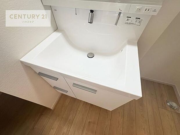 深い洗面台ボウルは、水が跳ねにくいのでお手入れが楽々!清潔感が保てます!キレイな洗面所で自分磨きのモチベーションが上がりますね!