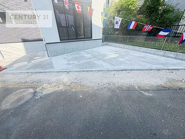 駐車スペースは2台分あります!セカンドカーはもちろん、バイクや自転車なども置き場所に困りません。