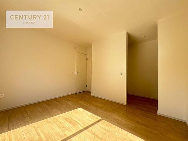 明るい室内は、風通しも良く、明るく大変居心地の良い空間となっております。リラックスして過ごせる心地の良いお部屋です!朝の目覚めがスッキリしますね!