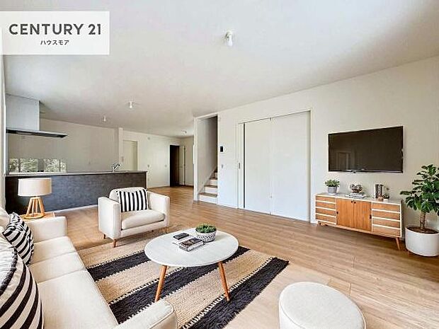 家具はCGパースです。開放感のある広々LDK!ソファーやダイニングテーブルを置いても窮屈にならないので快適に過ごせます!