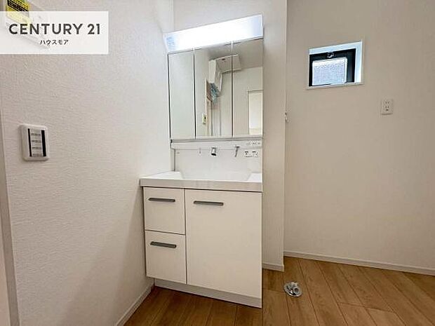 小窓付きの明るい洗面室です!湿気もすぐに入れ替えができて清潔に保つことができます!自然光が差し込むのでお化粧の仕上がりも良くなりますね!