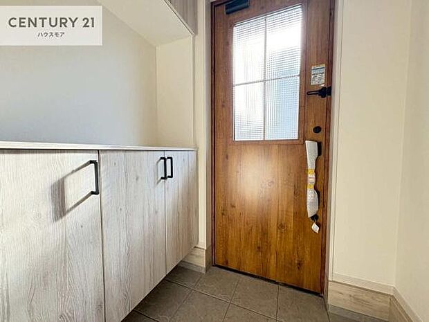 シューズボックス付きなので、玄関が片付きお掃除がしやすいです!スッキリした玄関で戸を開けた瞬間、清潔感のある心地いい空間が出迎えてくれます。