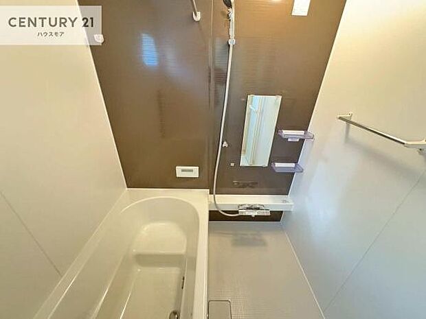 落ち着きある大人の雰囲気のバスルームは、味が出ていてバスタイムが充実!お仕事頑張っているご褒美にお好みの匂いの入浴剤を入れて、楽しんでみてはいかがでしょうか?