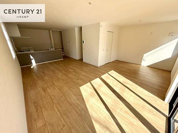 開放感のある広々LDK!ソファーやダイニングテーブルを置いても窮屈にならないので快適に過ごせます!コミュニケーションが取りやすいリビングです!