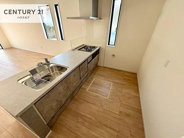 大人気の対面式システムキッチンを採用しています!ご家族のコミュニケーションが自然と増える設計です。お子様にも目が届くので嬉しいですね!広々使えて快適で作業が進みます。