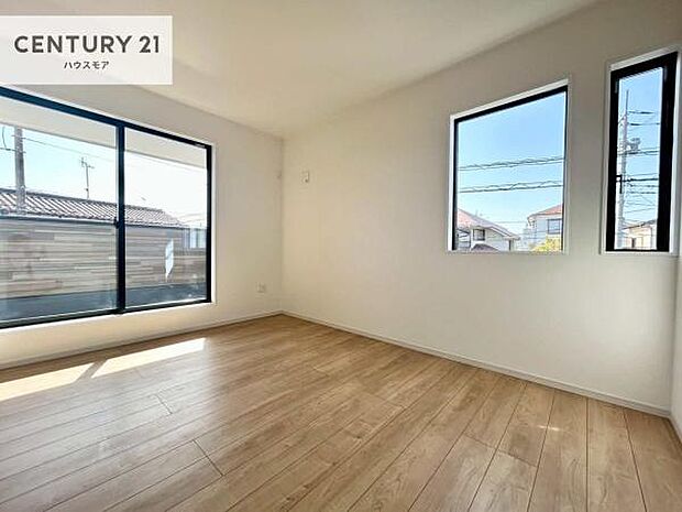 バルコニーに面している洋室です。明るく温もりがあり、換気もしっかりできます!朝起きて、外に出て背伸びをしつつ深呼吸をし良い朝を迎え入れることができます。