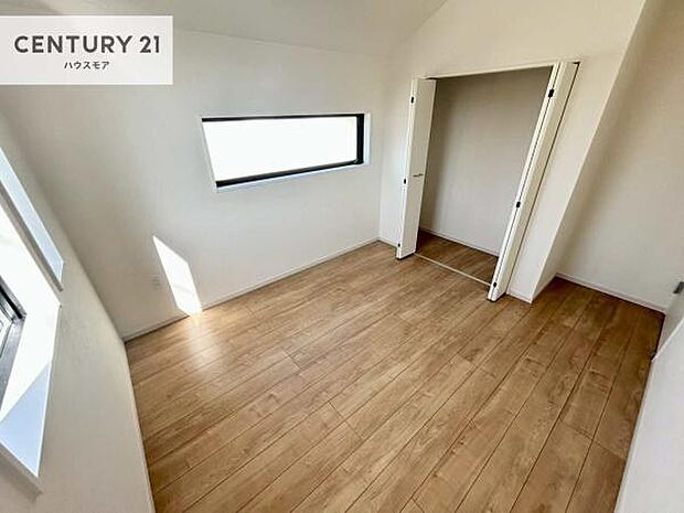 掃き出し窓がないお部屋は、お子様のお部屋としても安心です!収納スペースも充実しているので散らかったお部屋をサッと片付けられます!