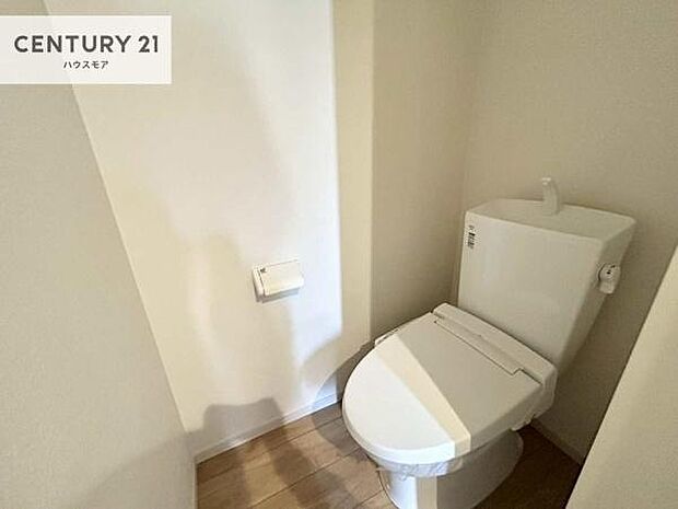 1・2階にトイレがございます!朝の忙しい時間帯も待たずにすみそうですね。白を基調とした清潔感のあるトイレでお手入れがしやすいです!