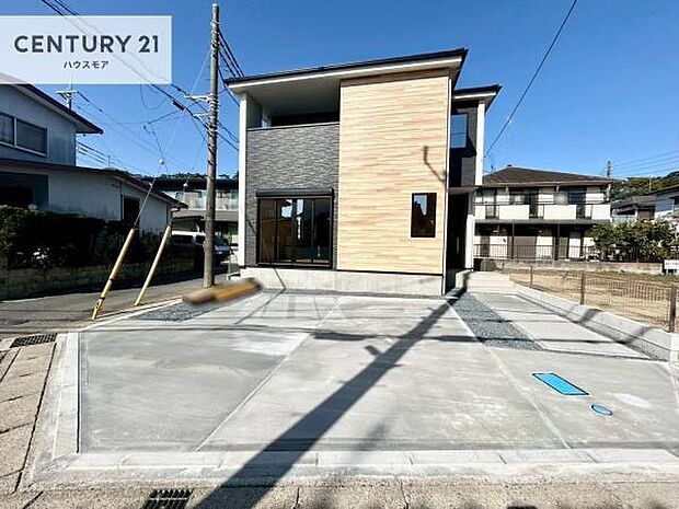 駐車スペースは2台分あります!セカンドカーはもちろん、バイクや自転車なども置き場所に困りません。